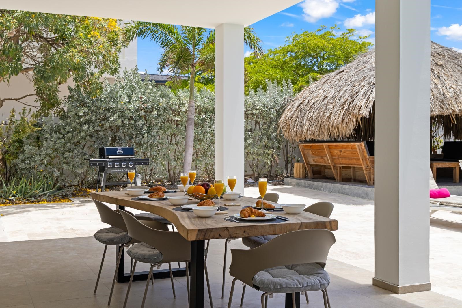 Buiten dineren met palapa op de achtergrond
