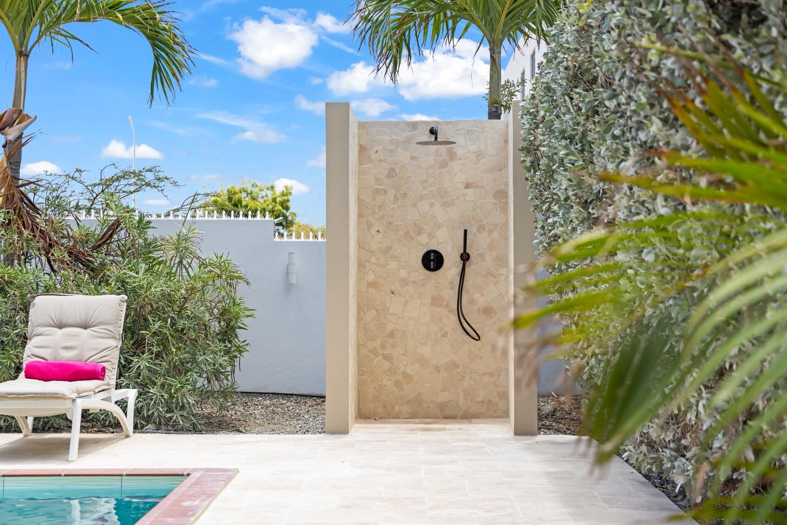 Luxe buitendouche met natuursteen